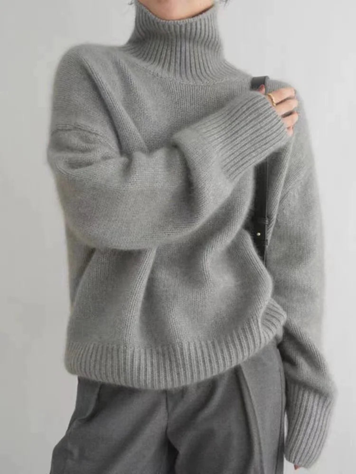 NOVA OVERSIZED KNITTED TURTLENECK SWEATER