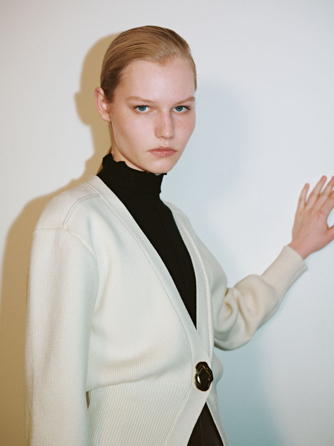 EDEN V-NECK KNITTED CARDIGAN